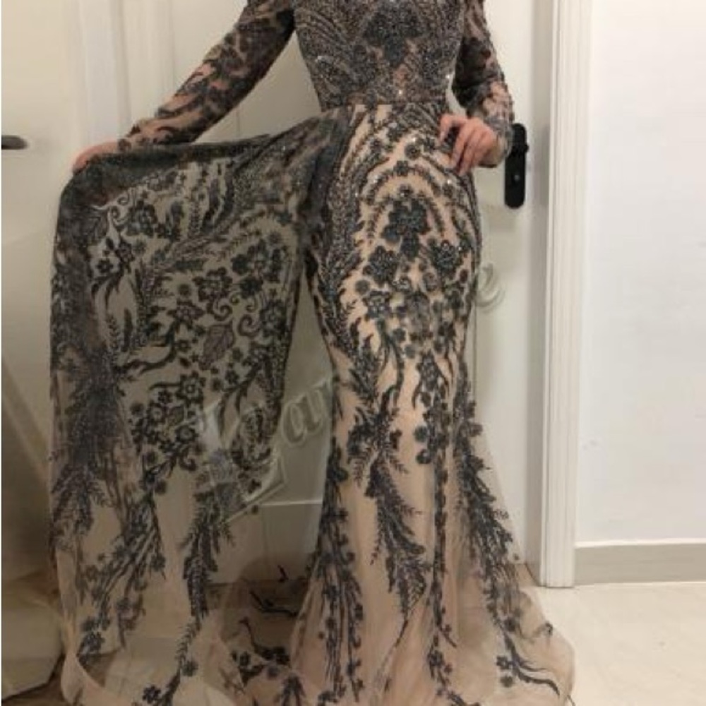 Elegant Black and Cream Evening Gown - Picture 4 of 4